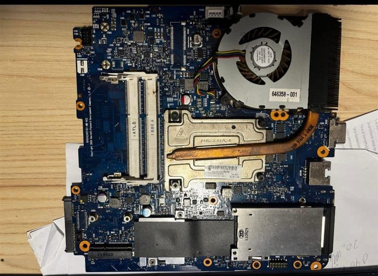 Placa interna de notebook em avaliação técnica