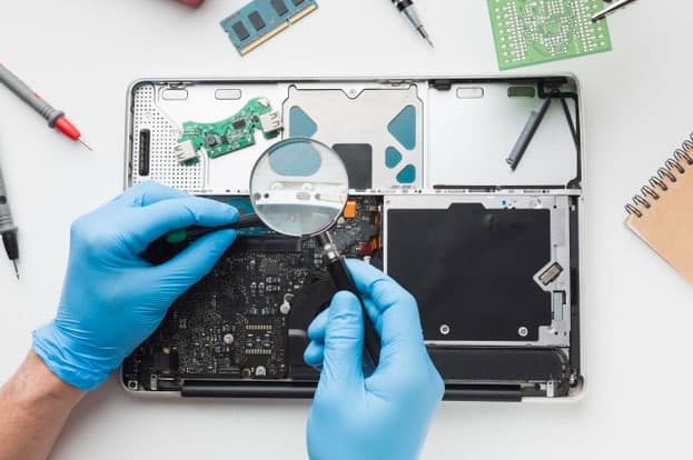 Diagnóstico técnico em notebook aberto